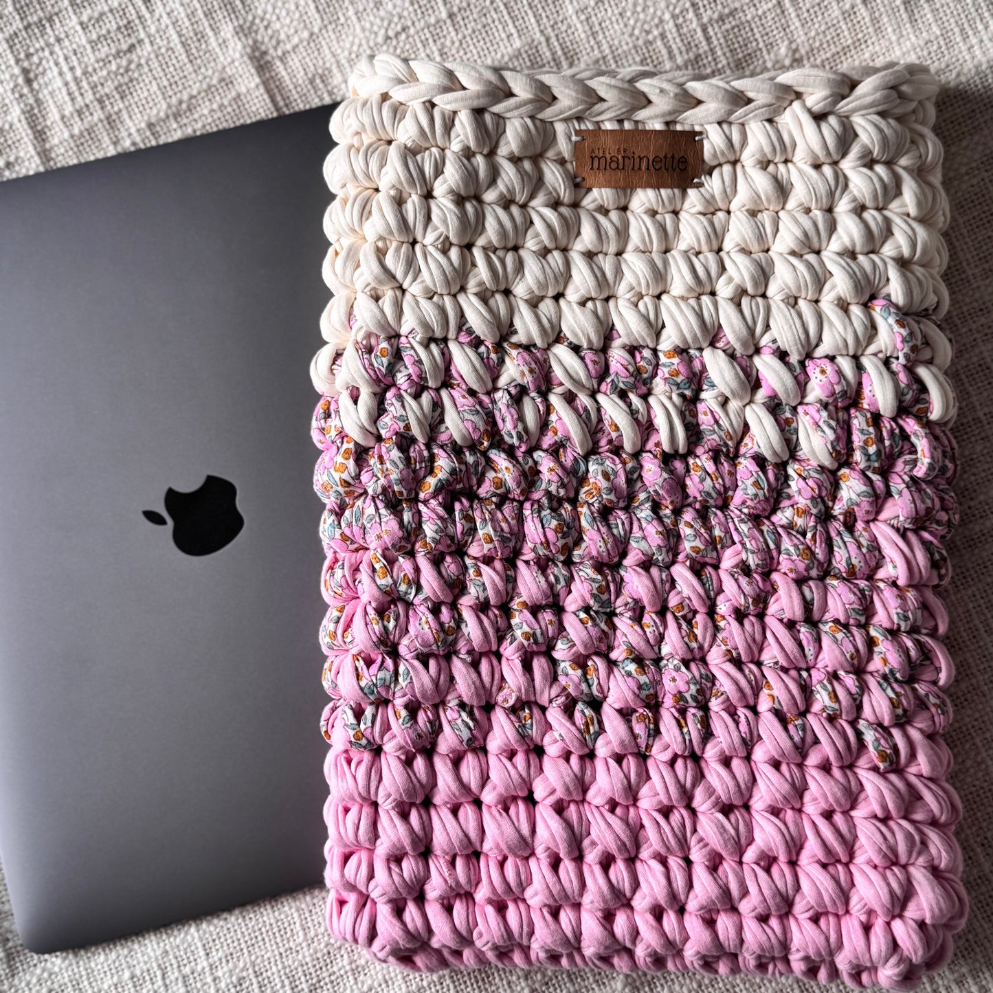Housse PC/MacBook 13 pouces en crochet artisanal - Modèle FLOWERS