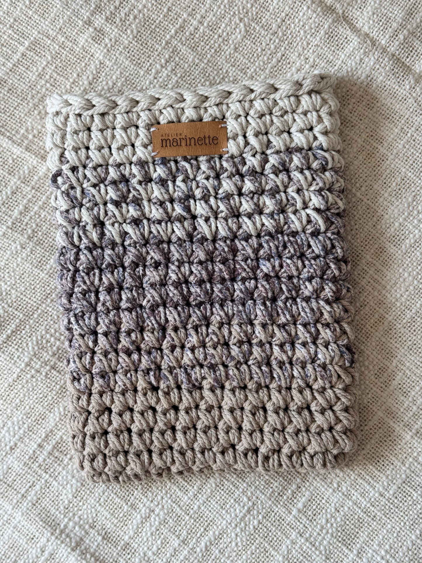 Housse tablette 10/11" iPad/Android en crochet artisanal - Modèle RIOZZA