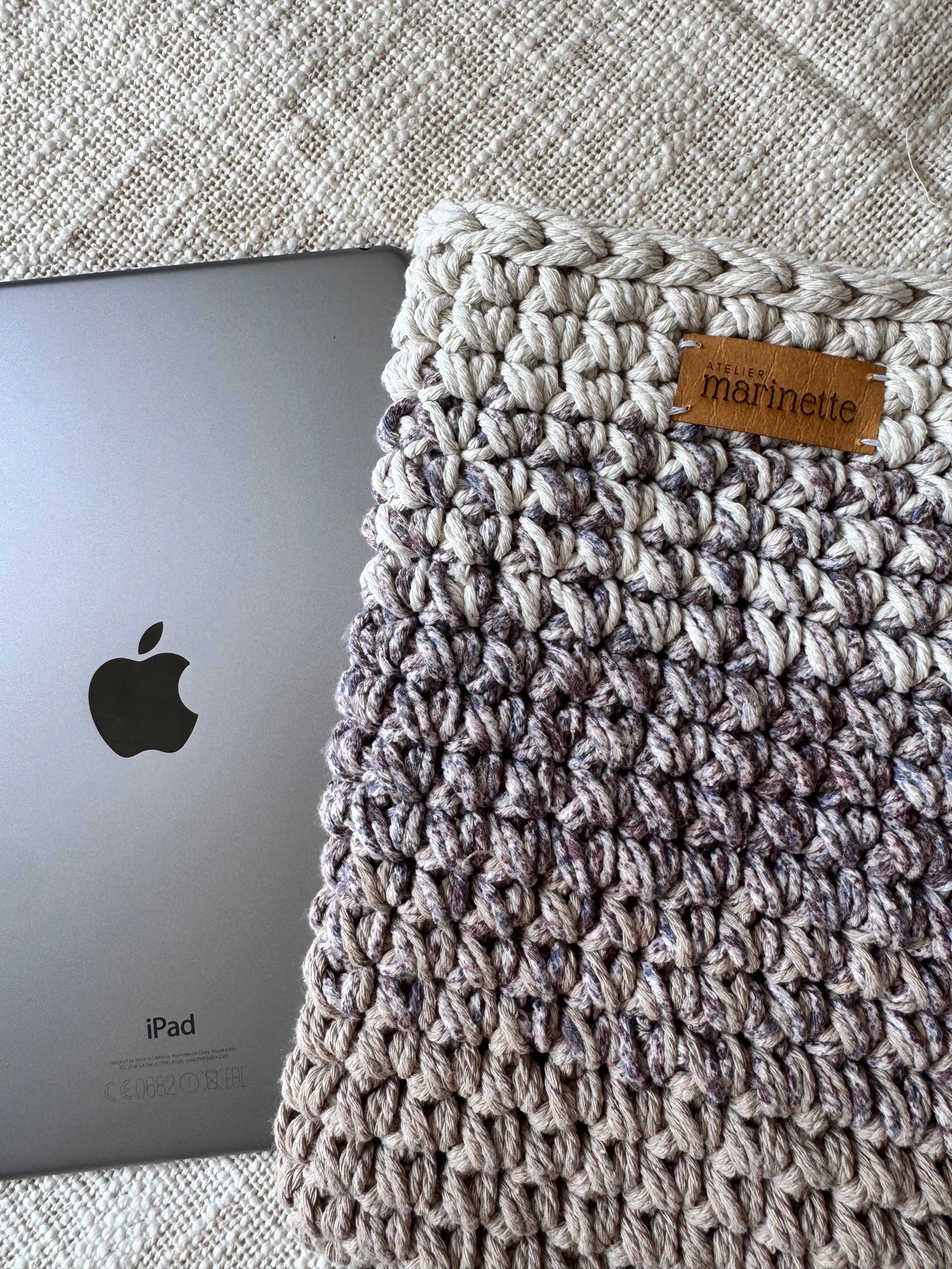 Housse tablette 10/11" iPad/Android en crochet artisanal - Modèle RIOZZA