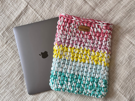 Housse PC/MacBook 13 pouces en crochet artisanal - Modèle LUMOSIA