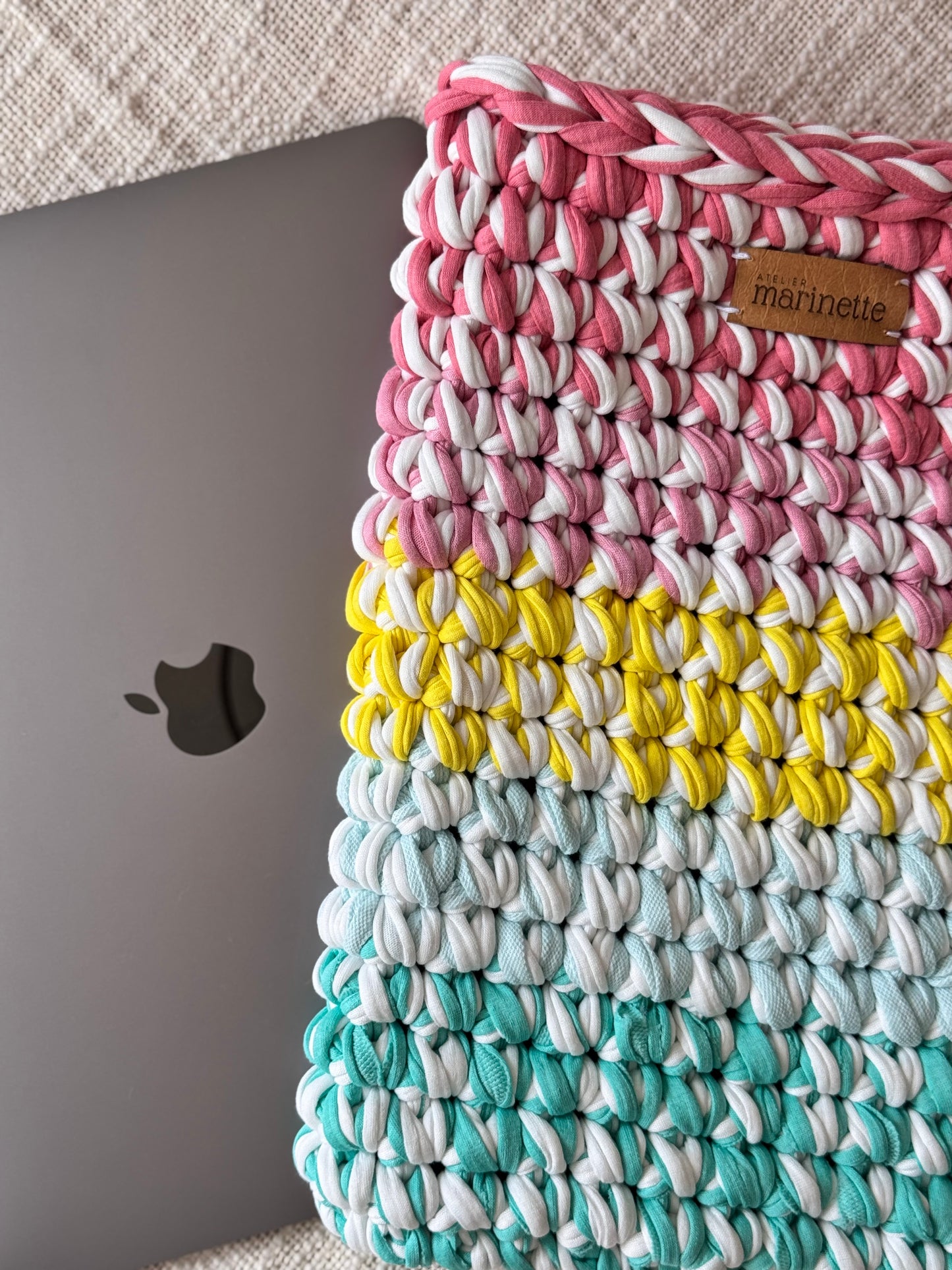 Housse PC/MacBook 13 pouces en crochet artisanal - Modèle LUMOSIA