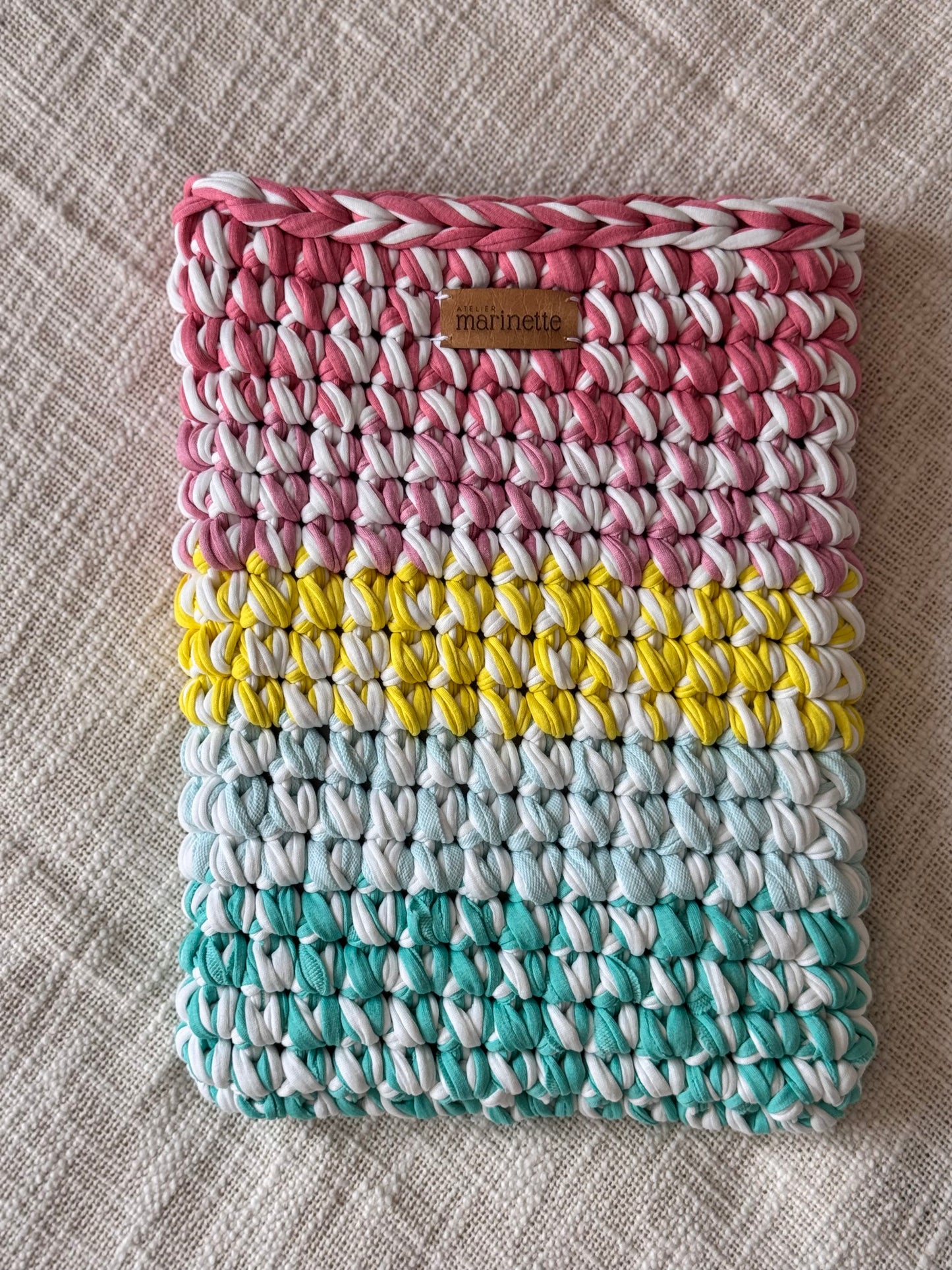 Housse PC/MacBook 13 pouces en crochet artisanal - Modèle LUMOSIA