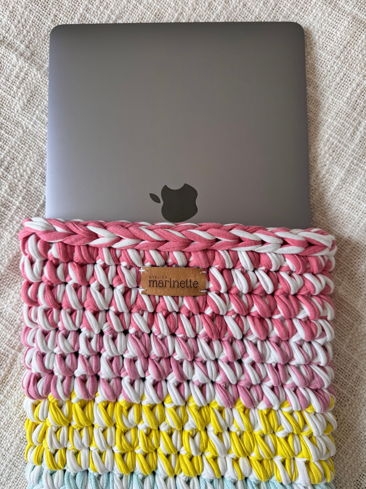 Housse PC/MacBook 13 pouces en crochet artisanal - Modèle LUMOSIA