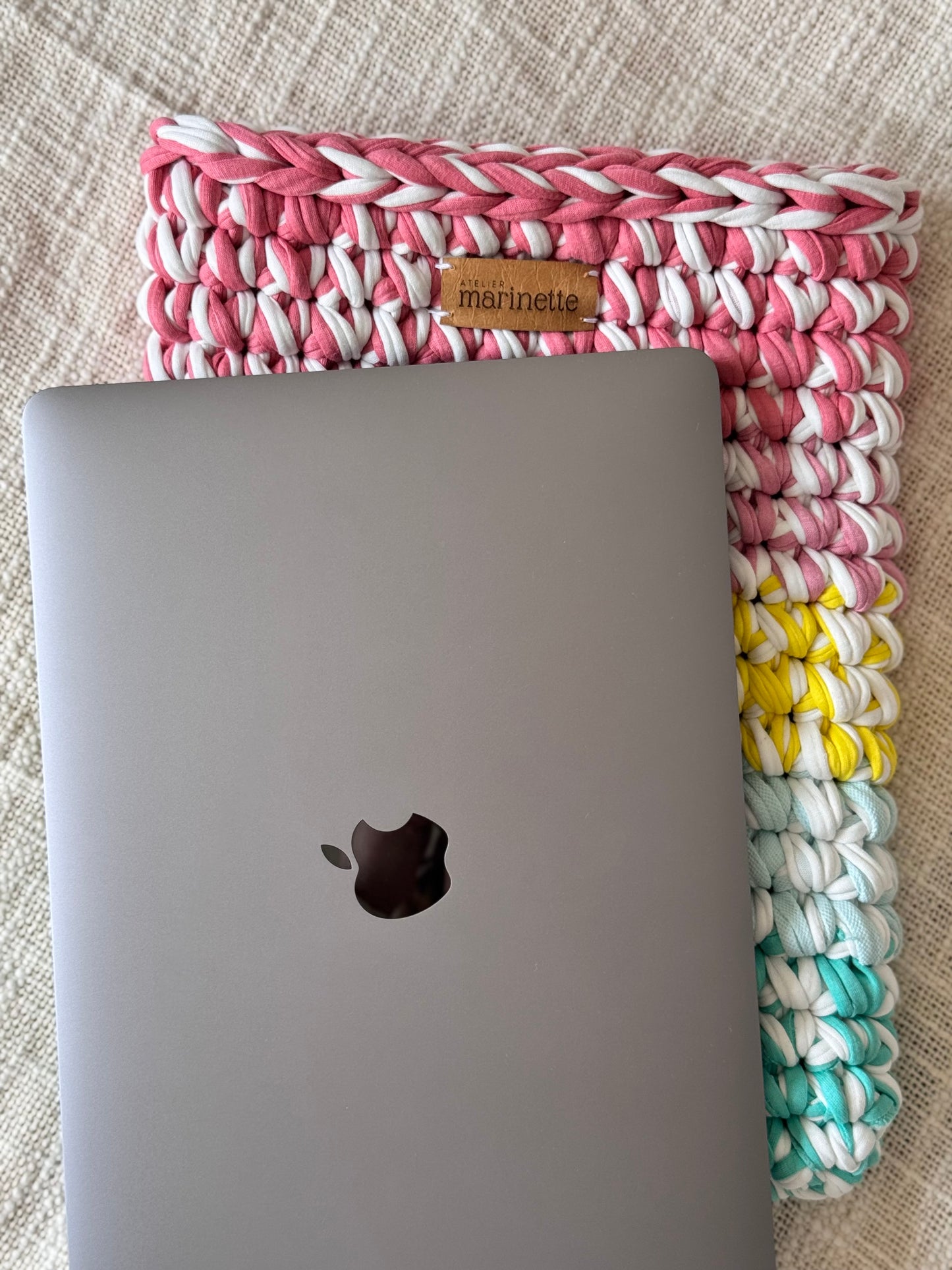 Housse PC/MacBook 13 pouces en crochet artisanal - Modèle LUMOSIA