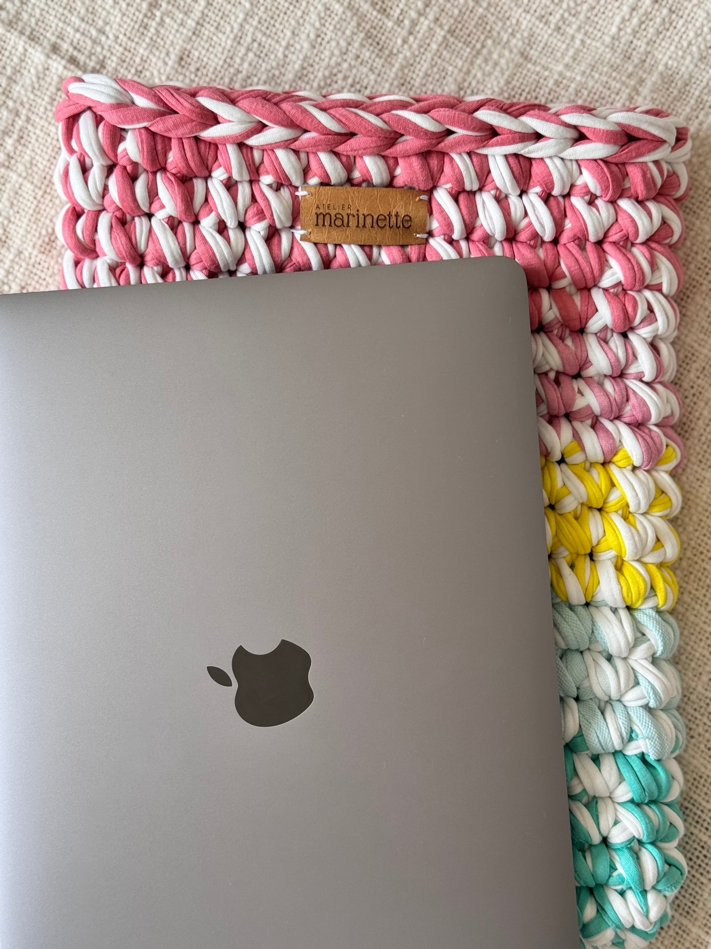 Housse PC/MacBook 13 pouces en crochet artisanal - Modèle LUMOSIA