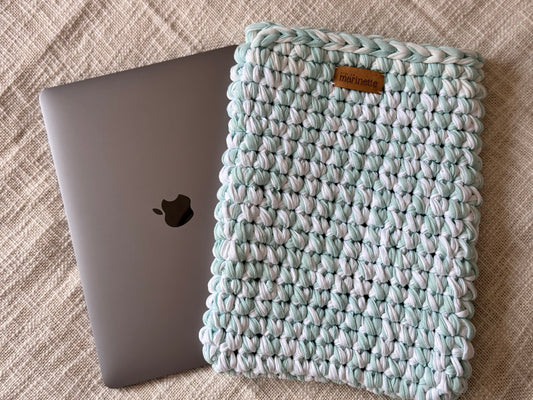 Housse PC/MacBook 13 pouces en crochet artisanal - Modèle NOXANDRIA