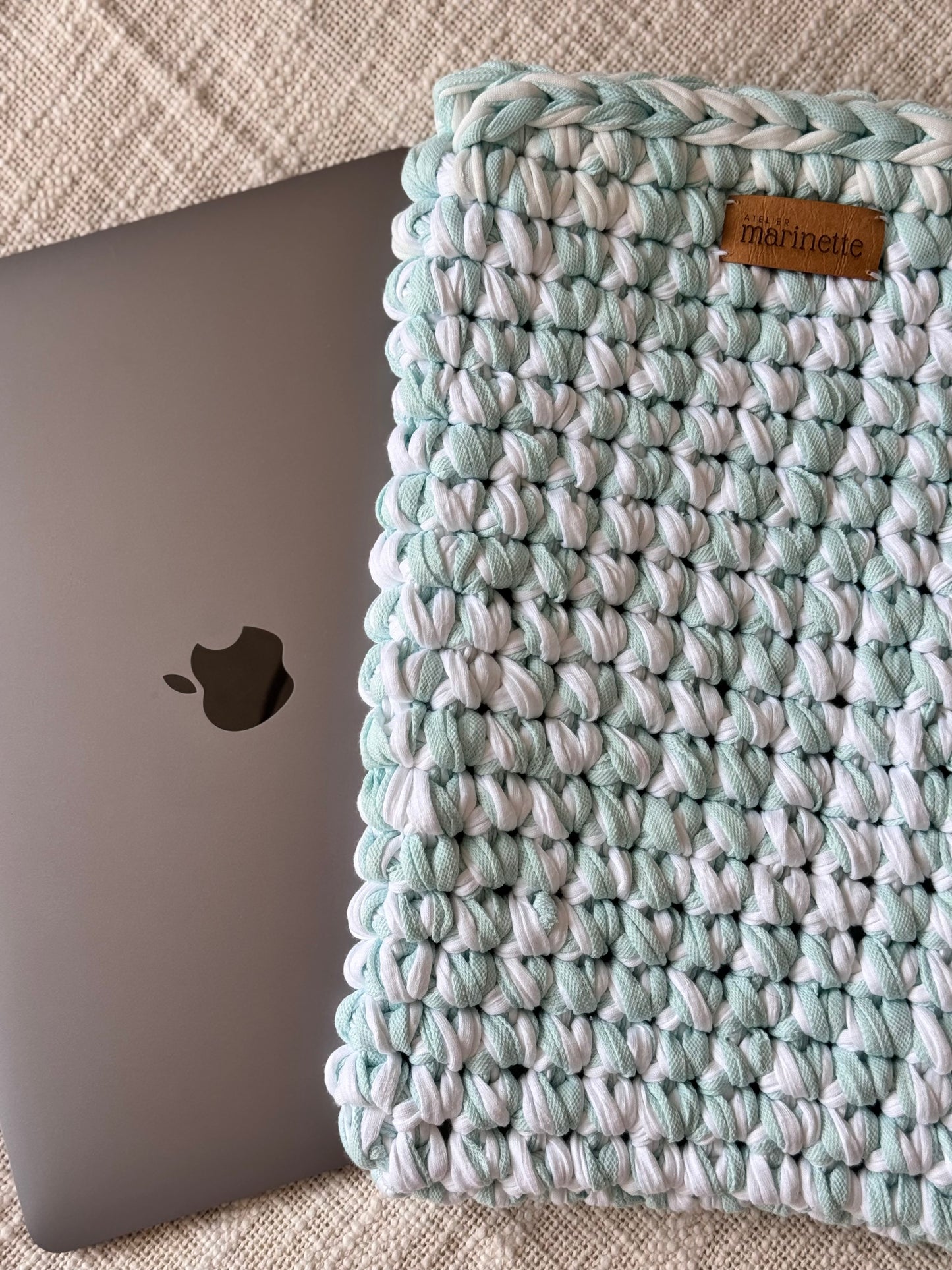 Housse PC/MacBook 13 pouces en crochet artisanal - Modèle NOXANDRIA