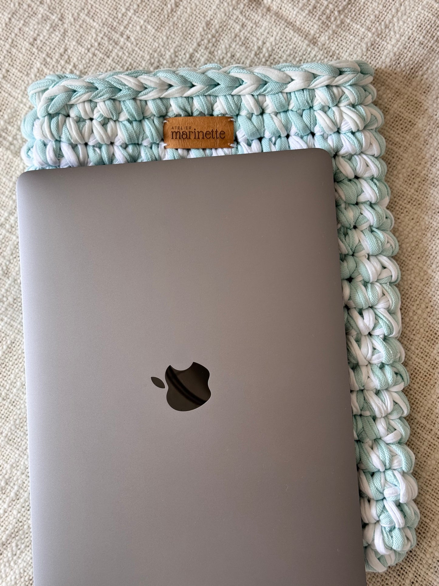 Housse PC/MacBook 13 pouces en crochet artisanal - Modèle NOXANDRIA