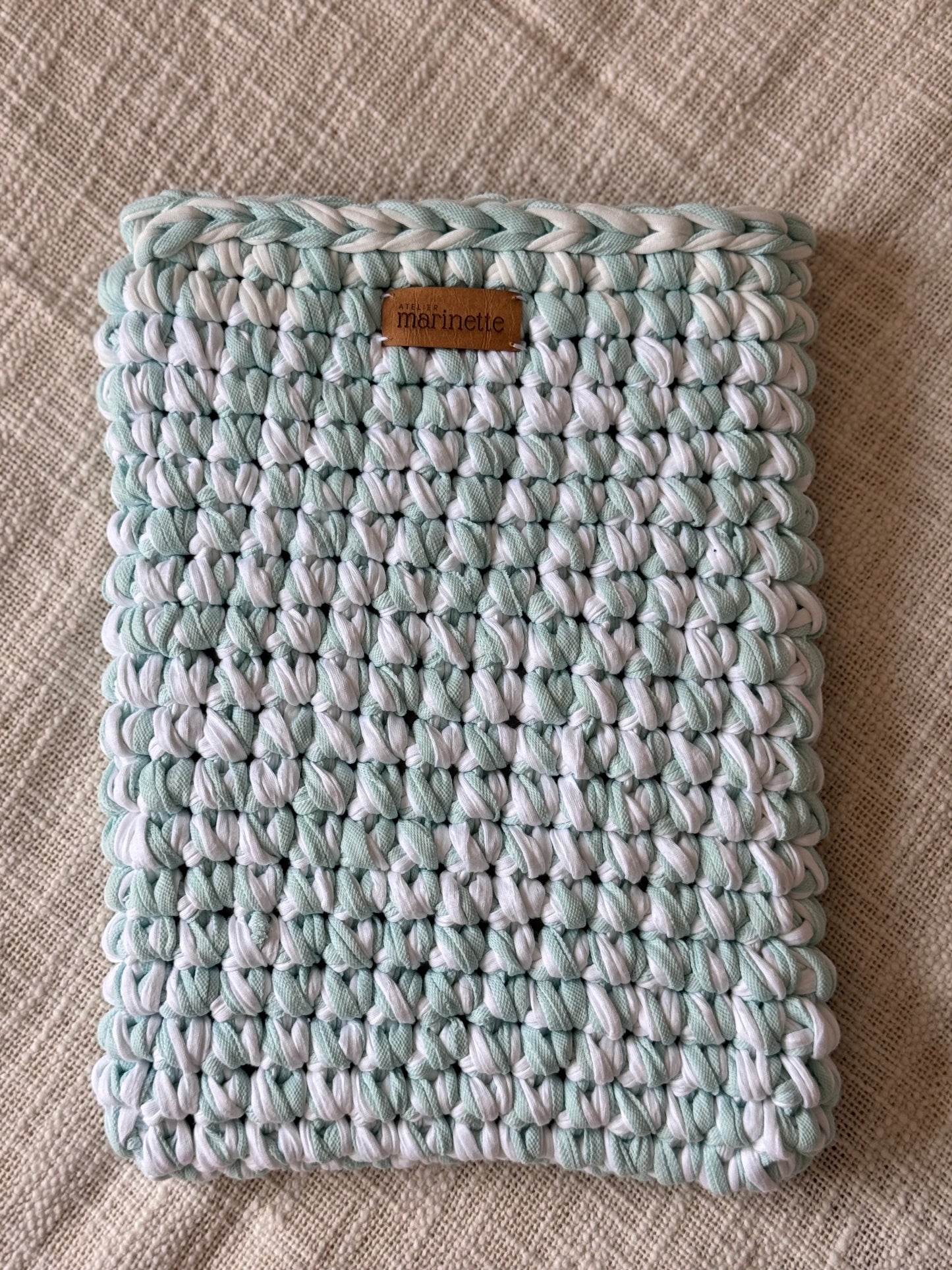 Housse PC/MacBook 13 pouces en crochet artisanal - Modèle NOXANDRIA