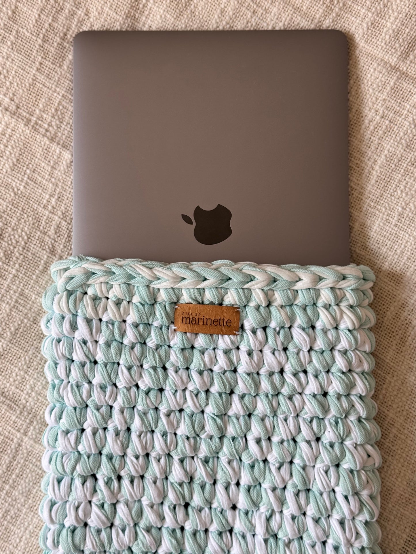 Housse PC/MacBook 13 pouces en crochet artisanal - Modèle NOXANDRIA