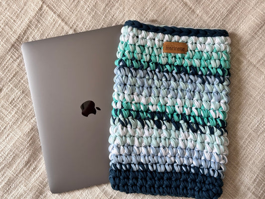 Housse PC/MacBook 13 pouces en crochet artisanal - Modèle NOCTURNELLE