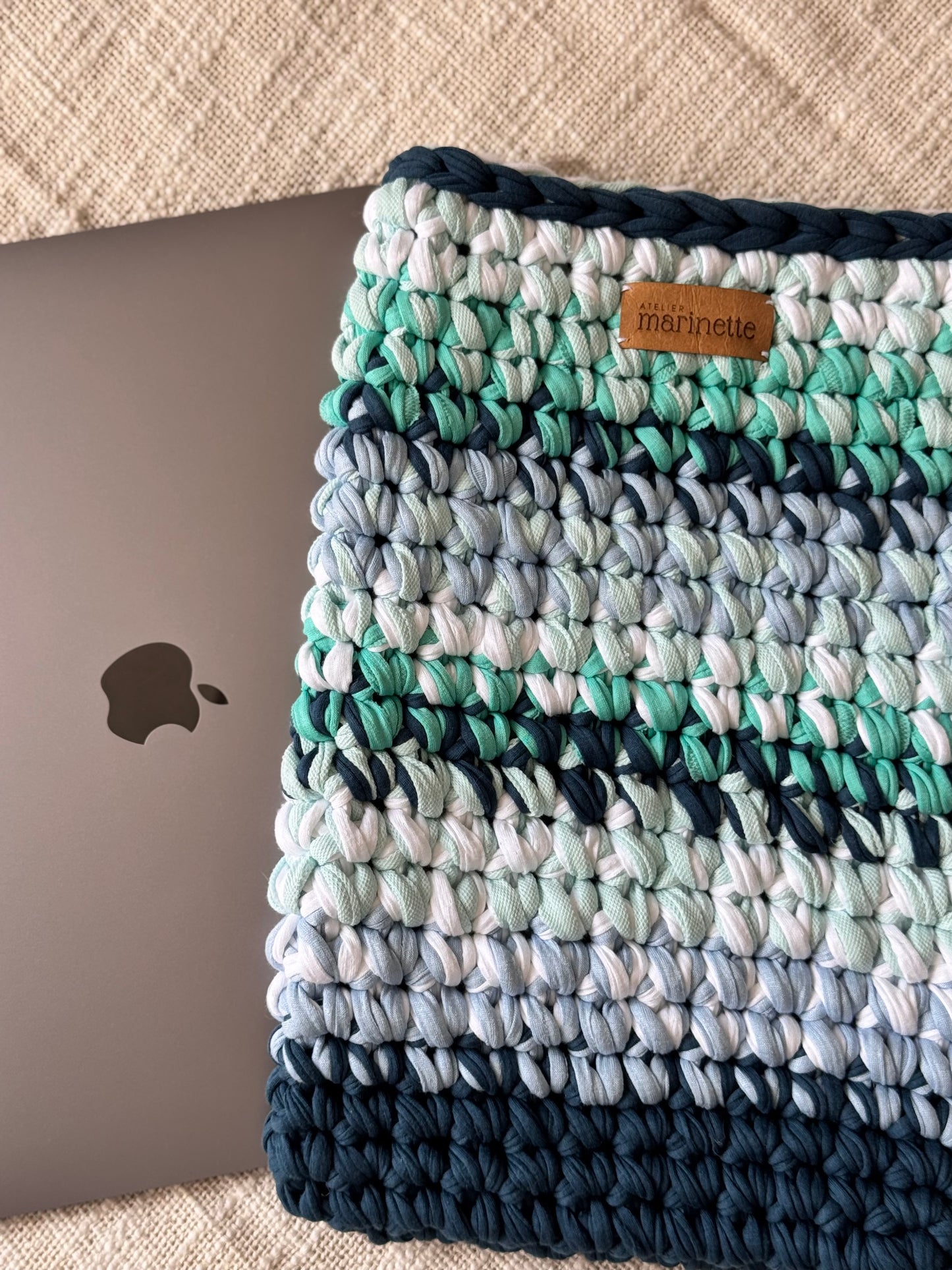 Housse PC/MacBook 13 pouces en crochet artisanal - Modèle NOCTURNELLE