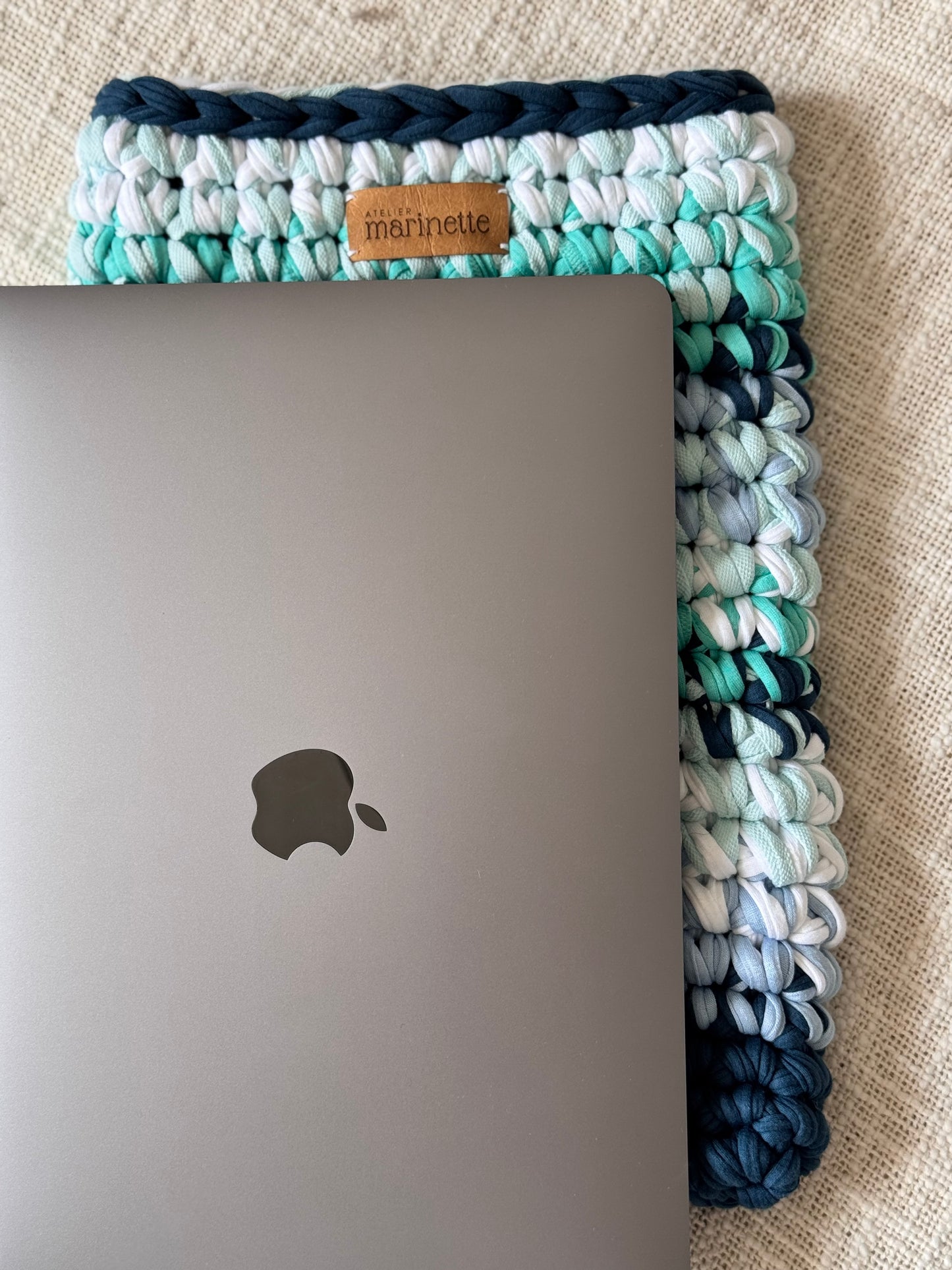 Housse PC/MacBook 13 pouces en crochet artisanal - Modèle NOCTURNELLE