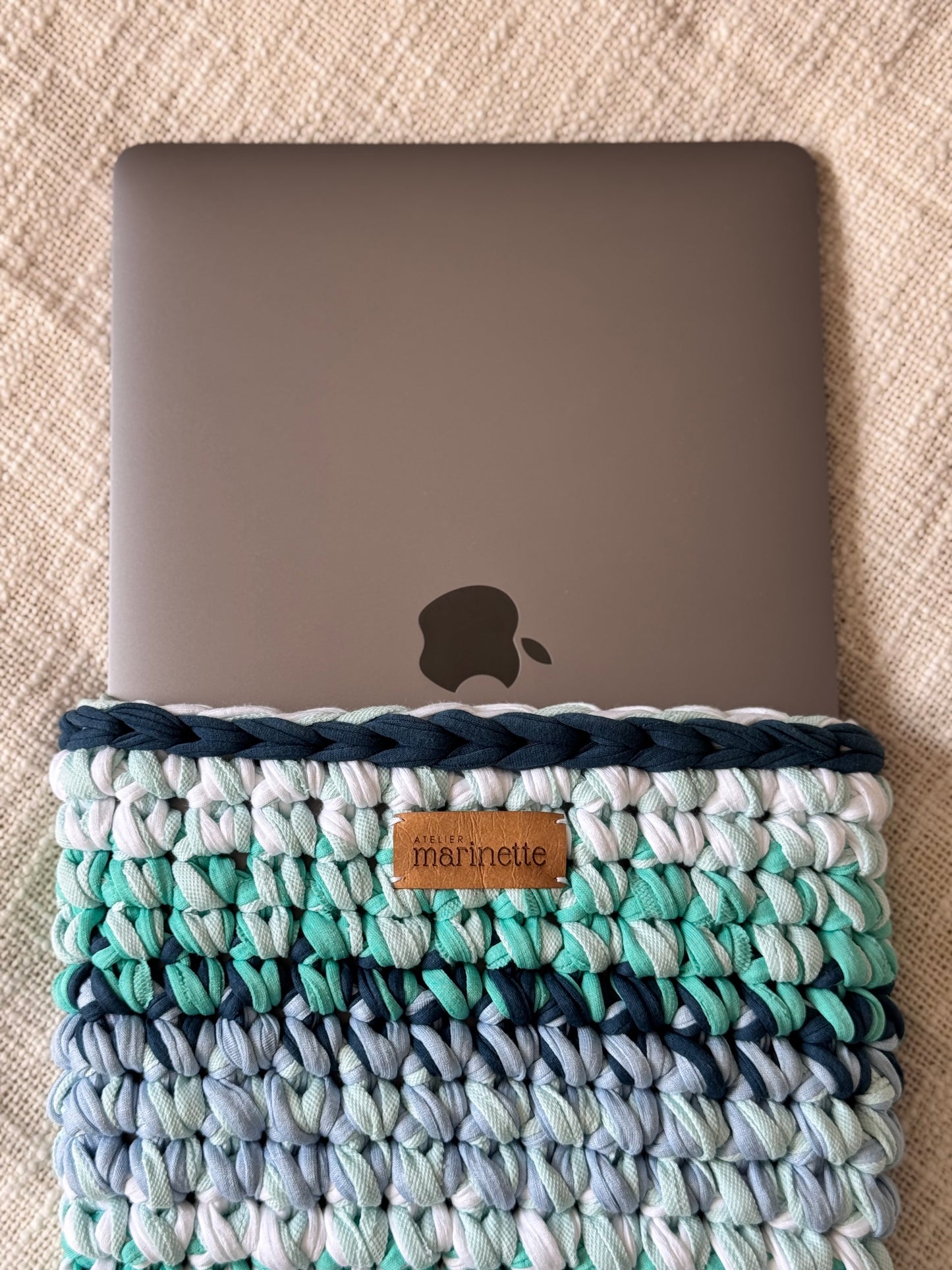 Housse PC/MacBook 13 pouces en crochet artisanal - Modèle NOCTURNELLE