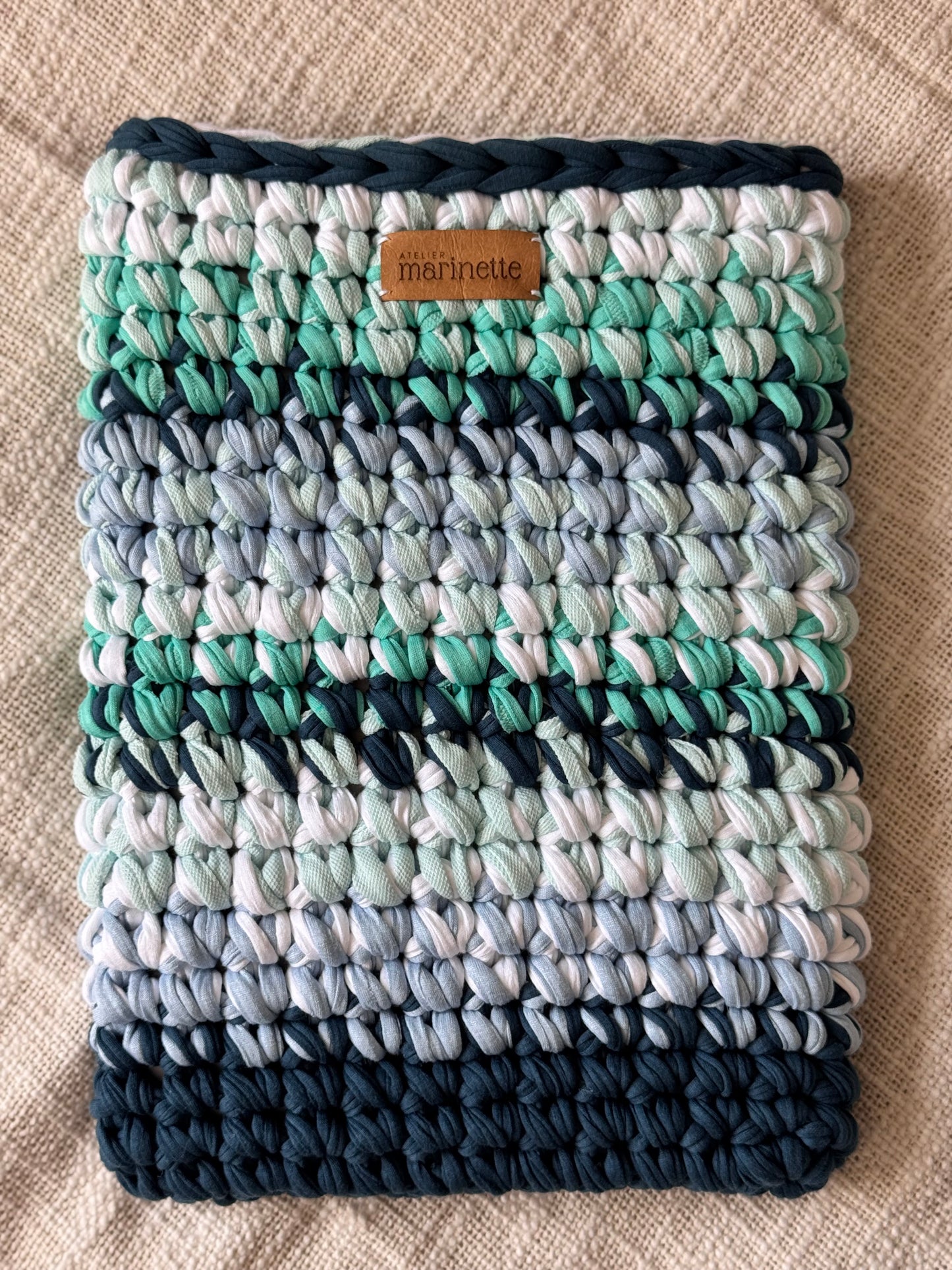 Housse PC/MacBook 13 pouces en crochet artisanal - Modèle NOCTURNELLE