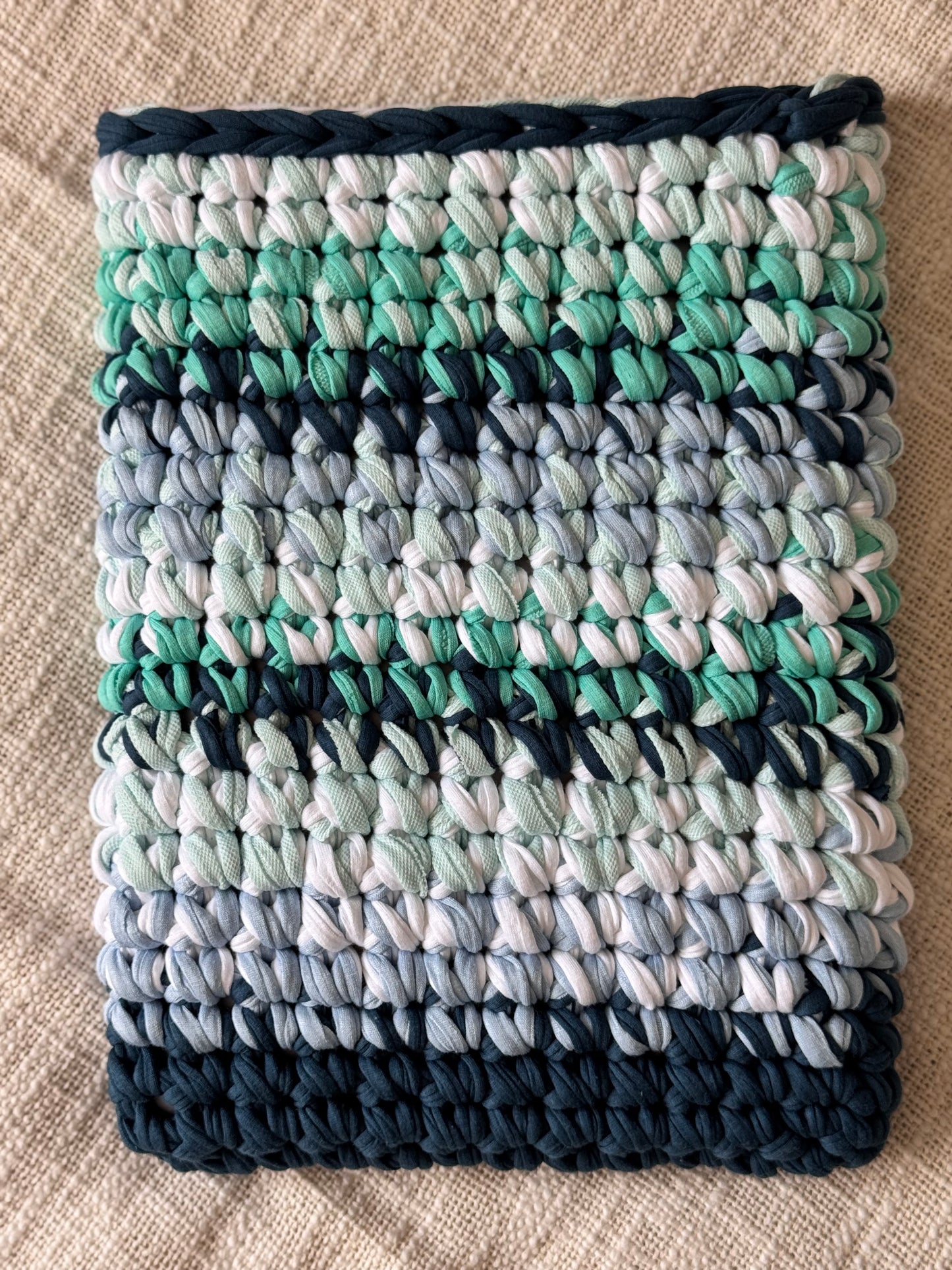 Housse PC/MacBook 13 pouces en crochet artisanal - Modèle NOCTURNELLE