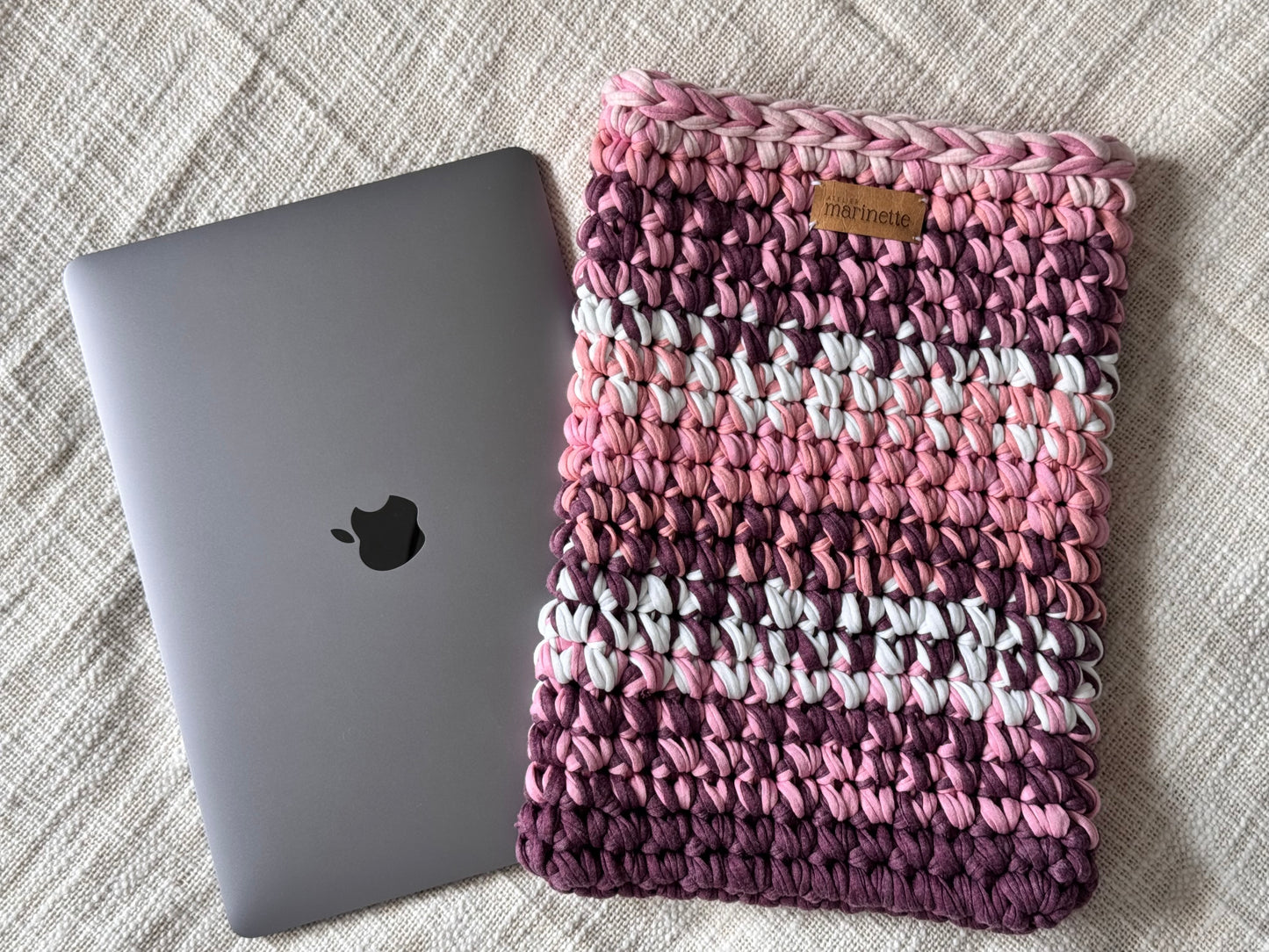 Housse PC/MacBook 13 pouces en crochet artisanal - Modèle RAVENCIELLE