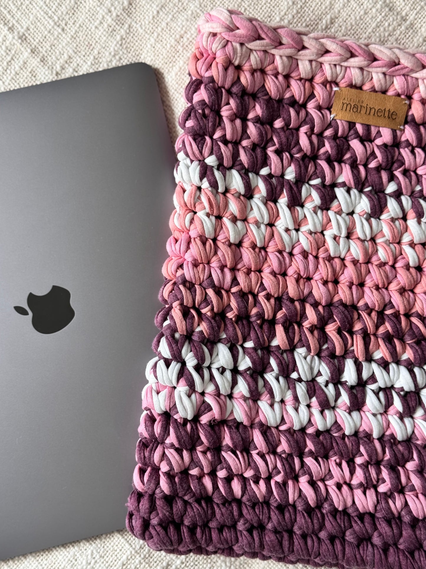 Housse PC/MacBook 13 pouces en crochet artisanal - Modèle RAVENCIELLE
