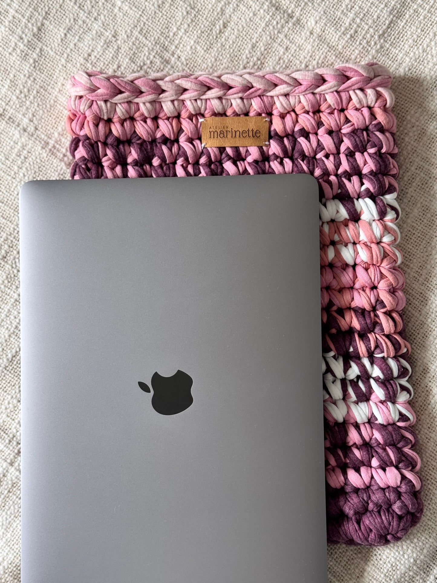 Housse PC/MacBook 13 pouces en crochet artisanal - Modèle RAVENCIELLE