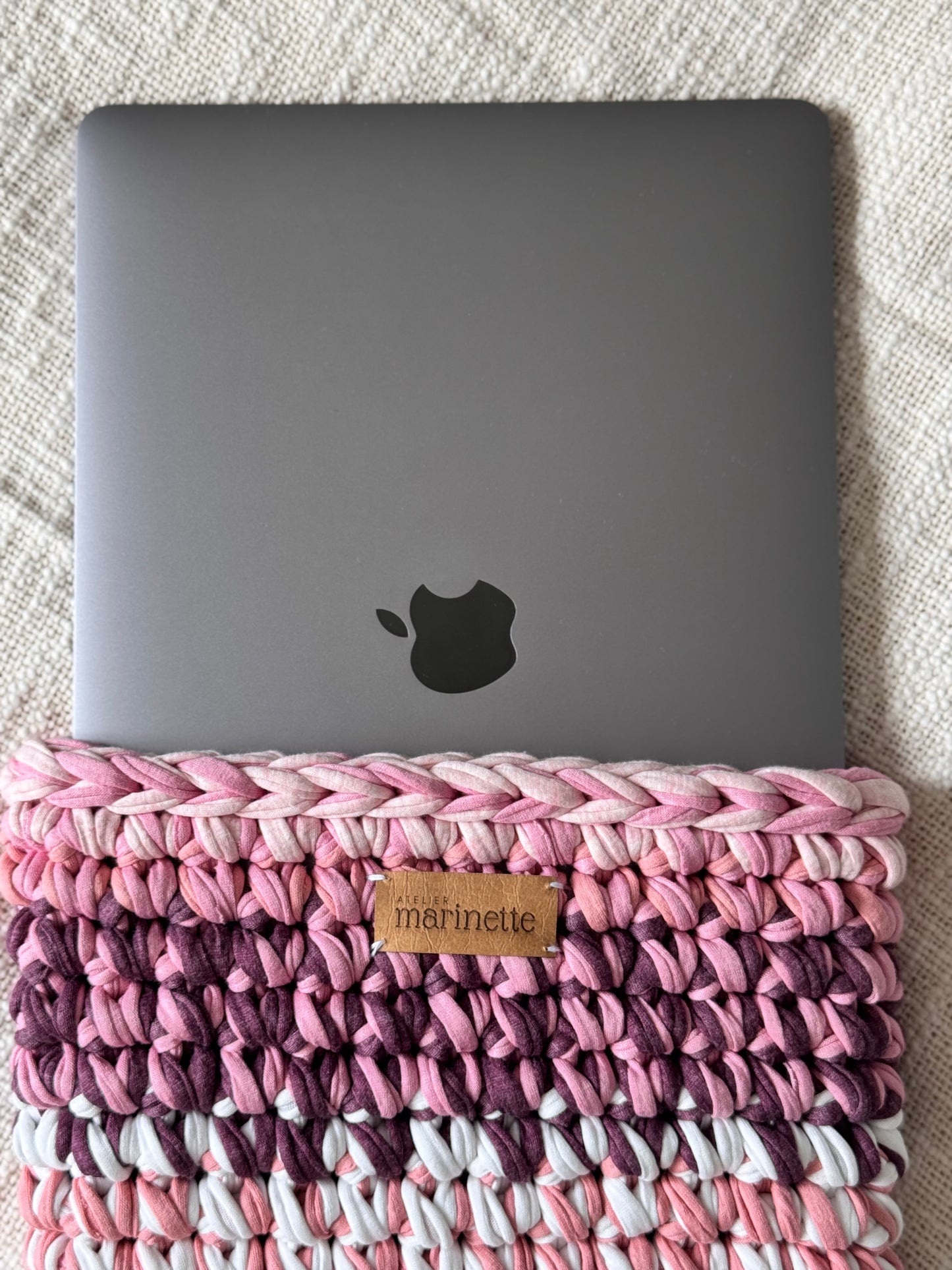 Housse PC/MacBook 13 pouces en crochet artisanal - Modèle RAVENCIELLE