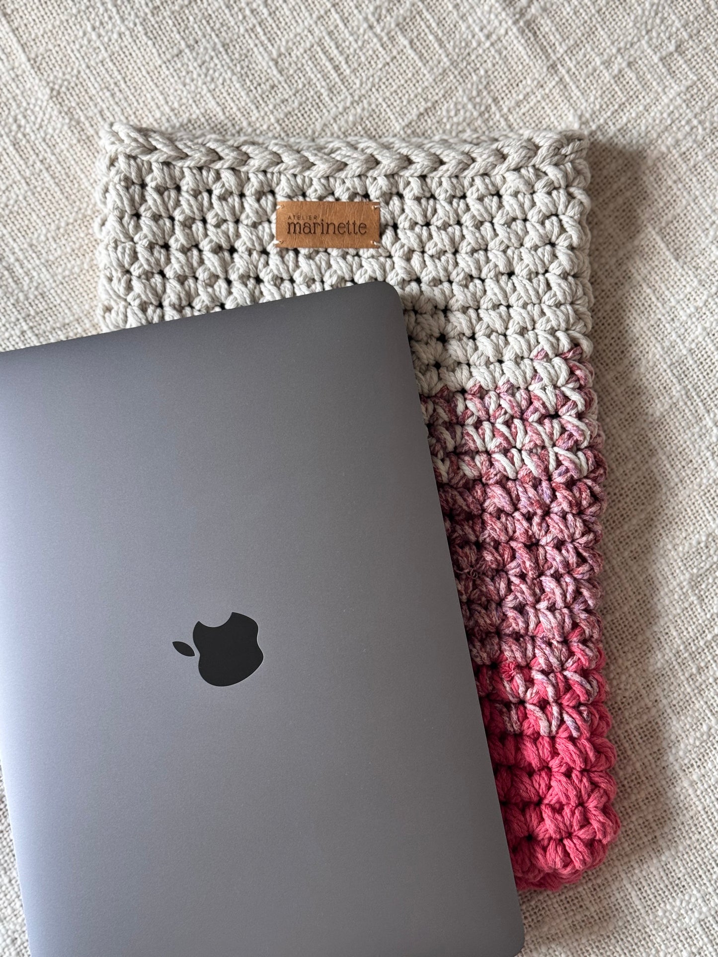 Housse PC/MacBook 13 pouces en crochet artisanal - Modèle PARISY