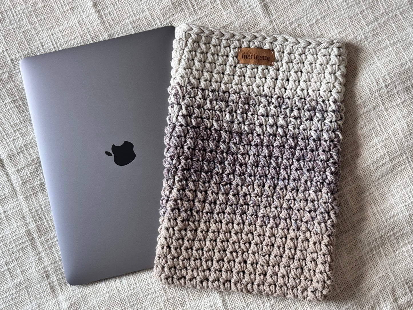 Housse PC/MacBook 13 pouces en crochet artisanal - Modèle SYDNEIRA