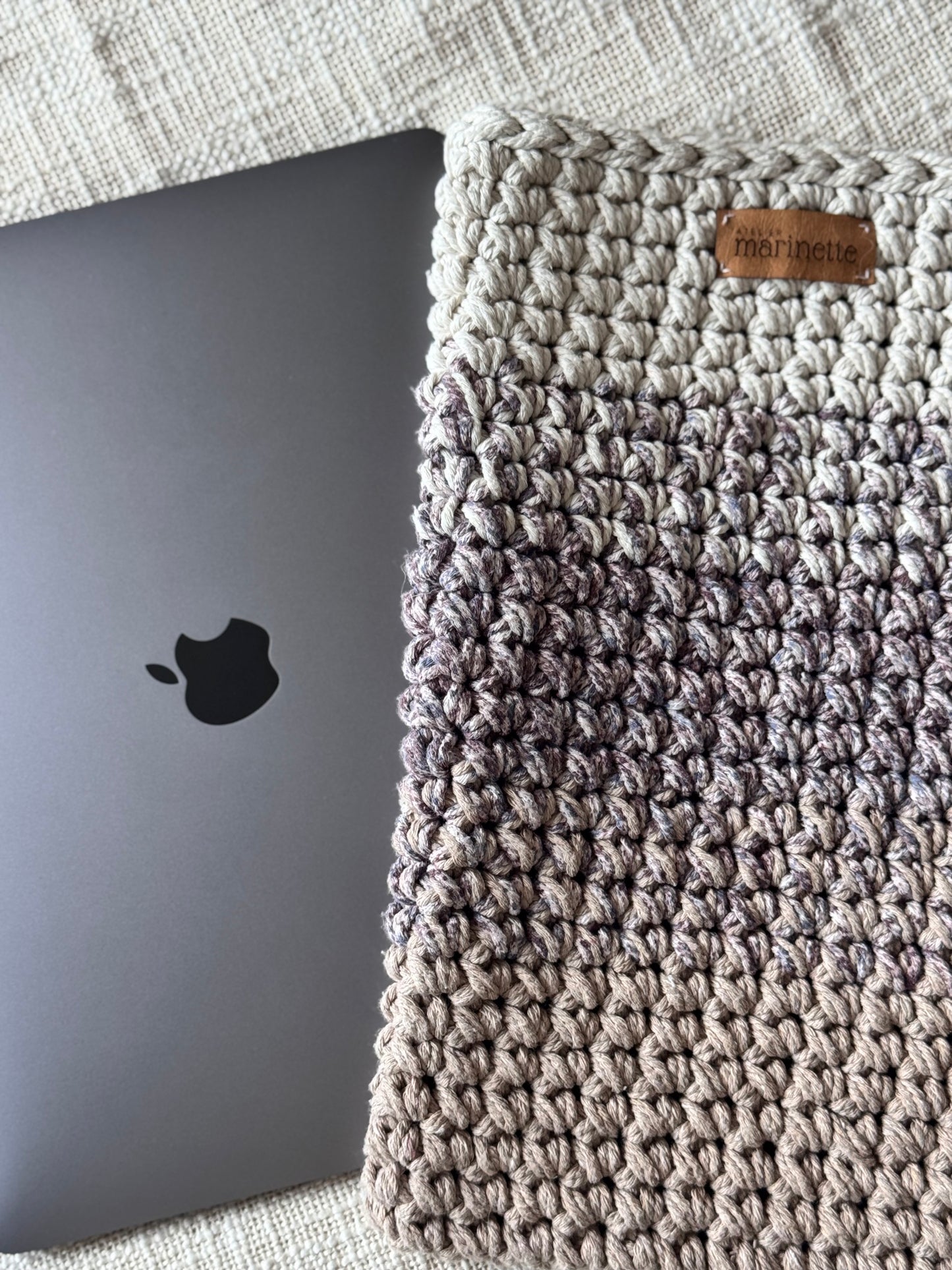 Housse PC/MacBook 13 pouces en crochet artisanal - Modèle SYDNEIRA