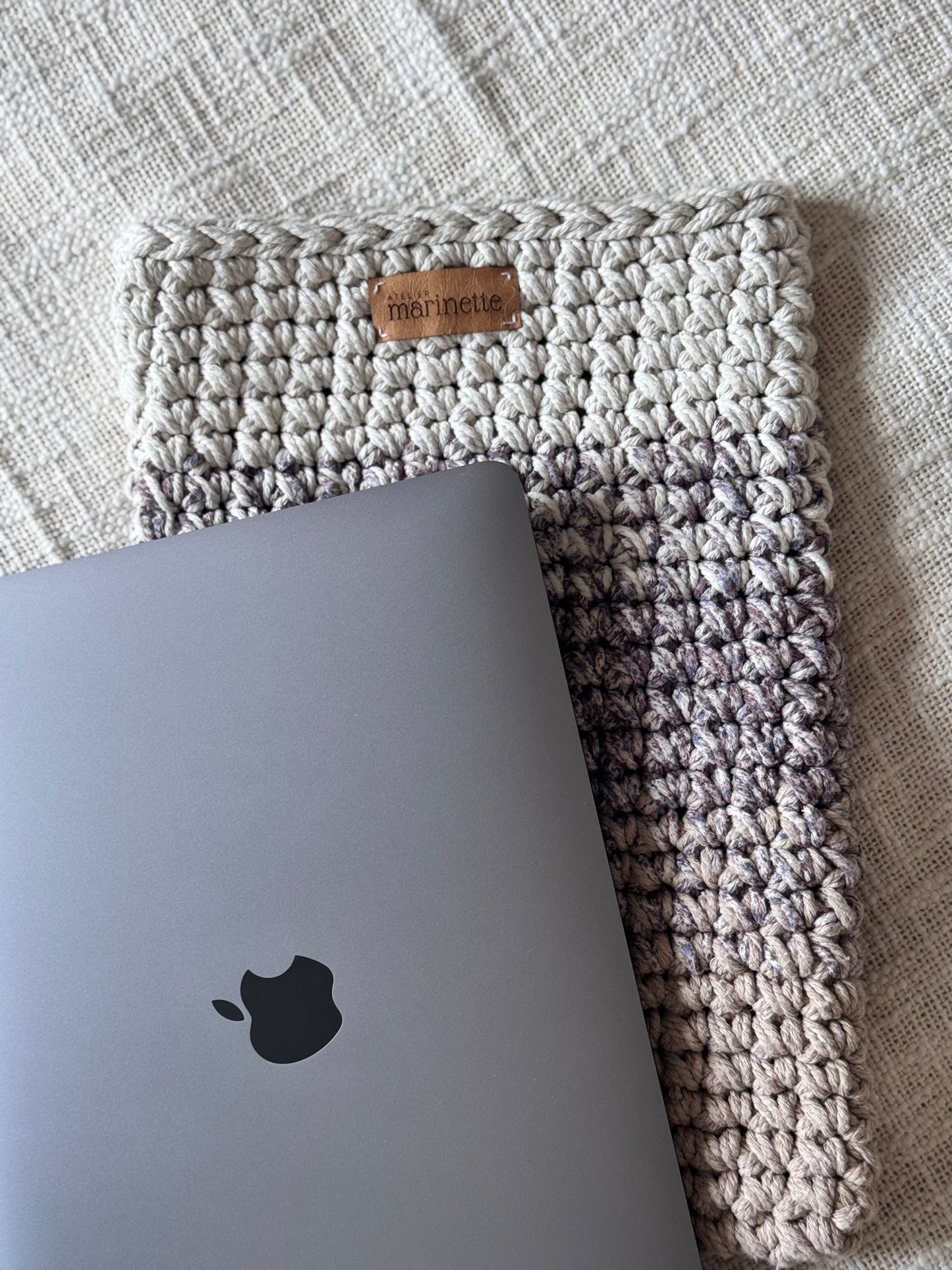 Housse PC/MacBook 13 pouces en crochet artisanal - Modèle SYDNEIRA