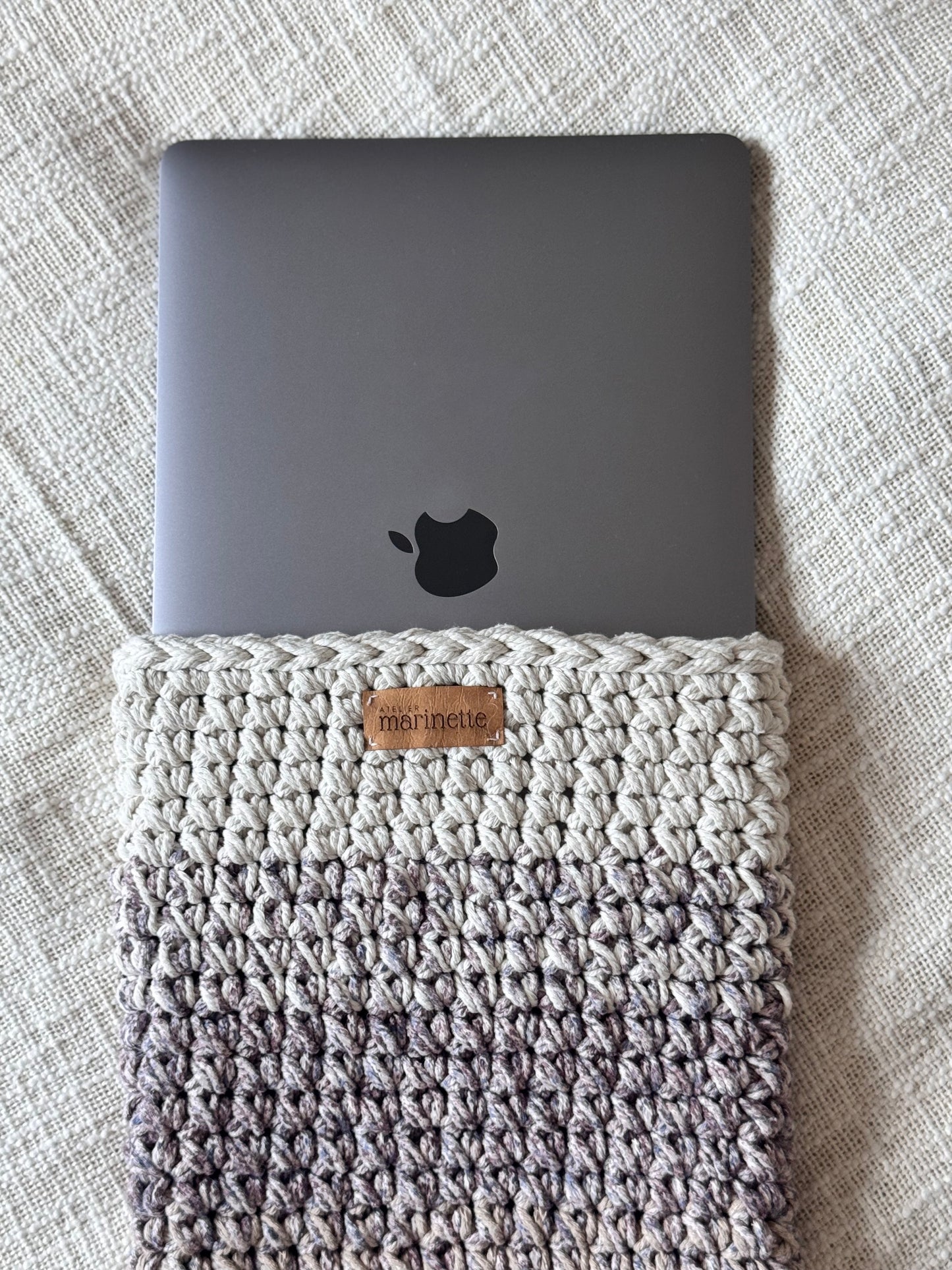 Housse PC/MacBook 13 pouces en crochet artisanal - Modèle SYDNEIRA