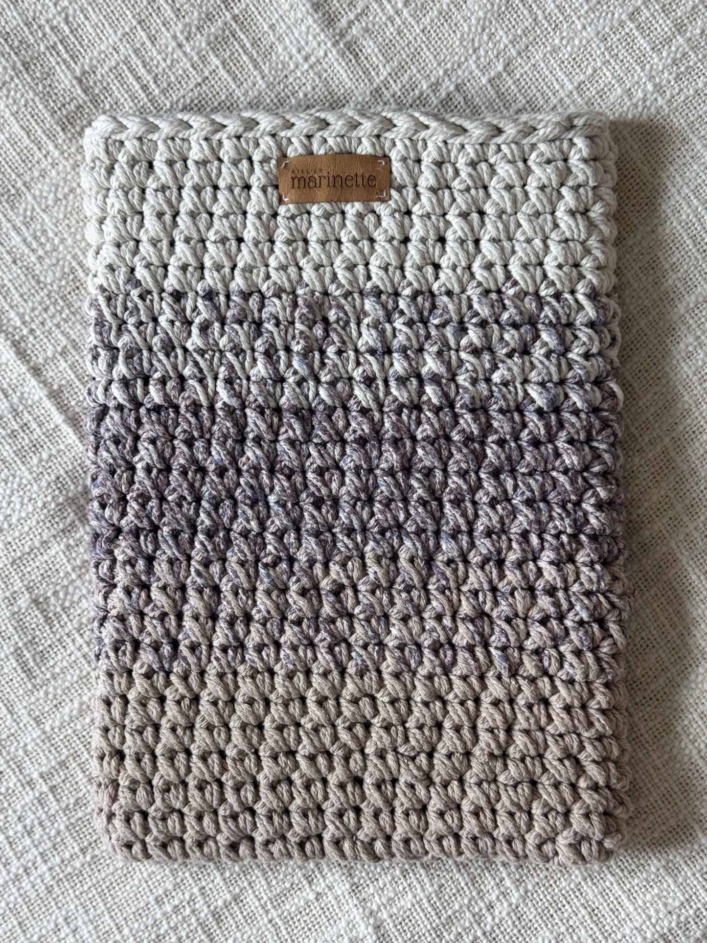 Housse PC/MacBook 13 pouces en crochet artisanal - Modèle SYDNEIRA