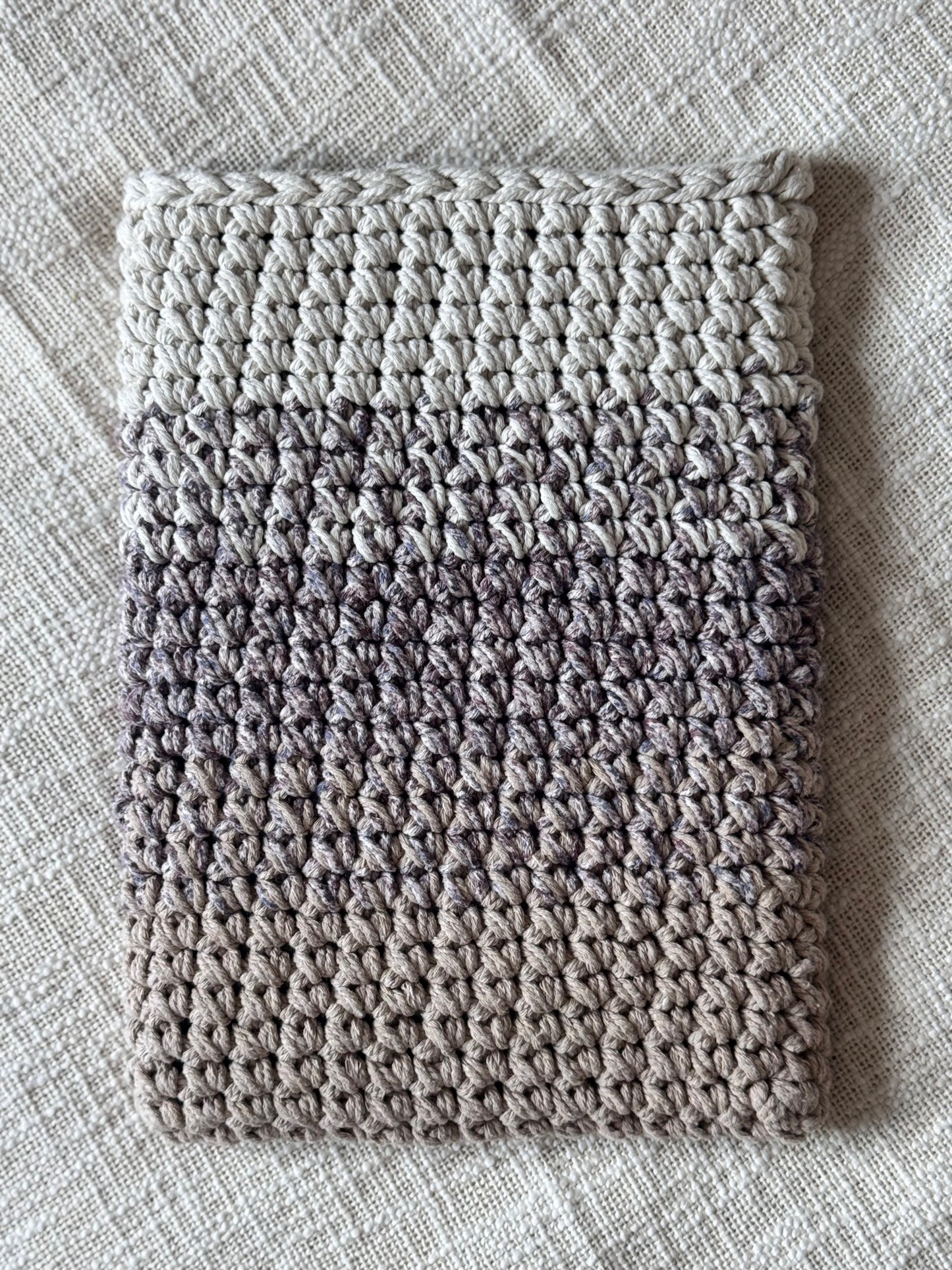 Housse PC/MacBook 13 pouces en crochet artisanal - Modèle SYDNEIRA