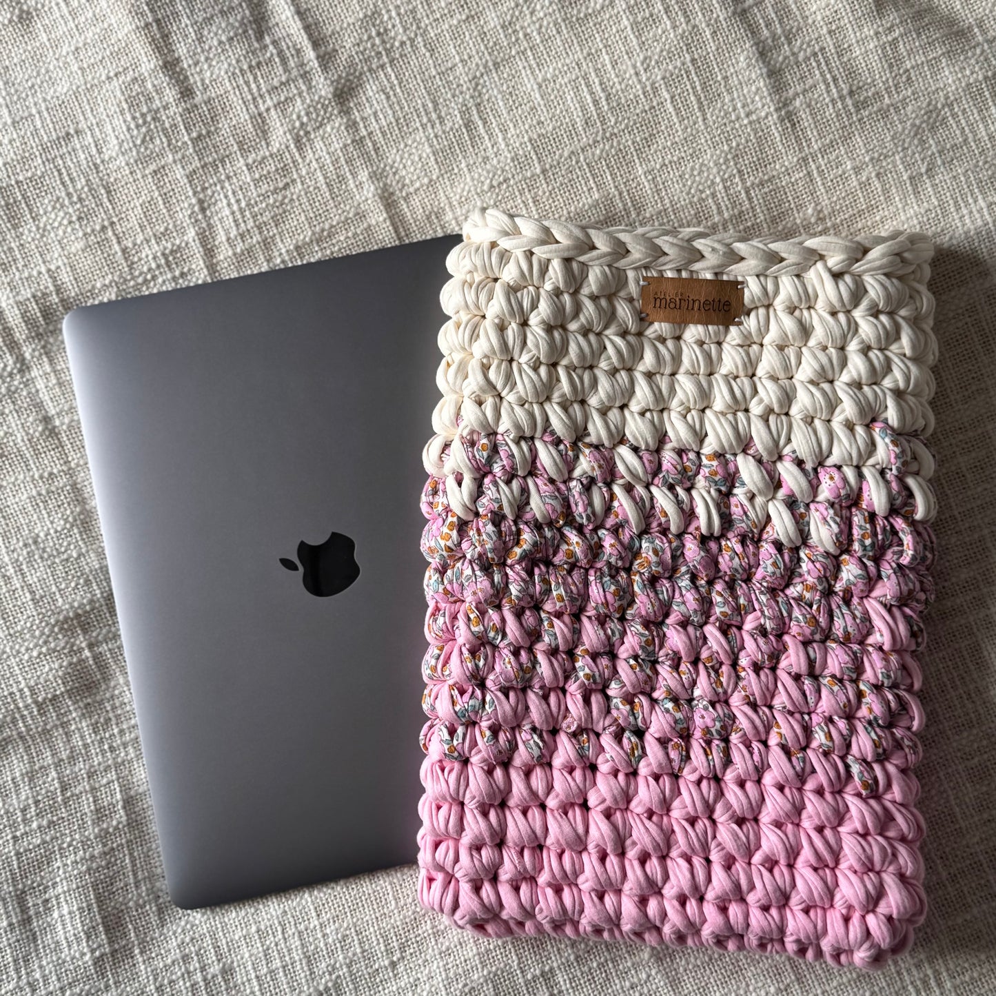 Housse PC/MacBook 13 pouces en crochet artisanal - Modèle FLOWERS