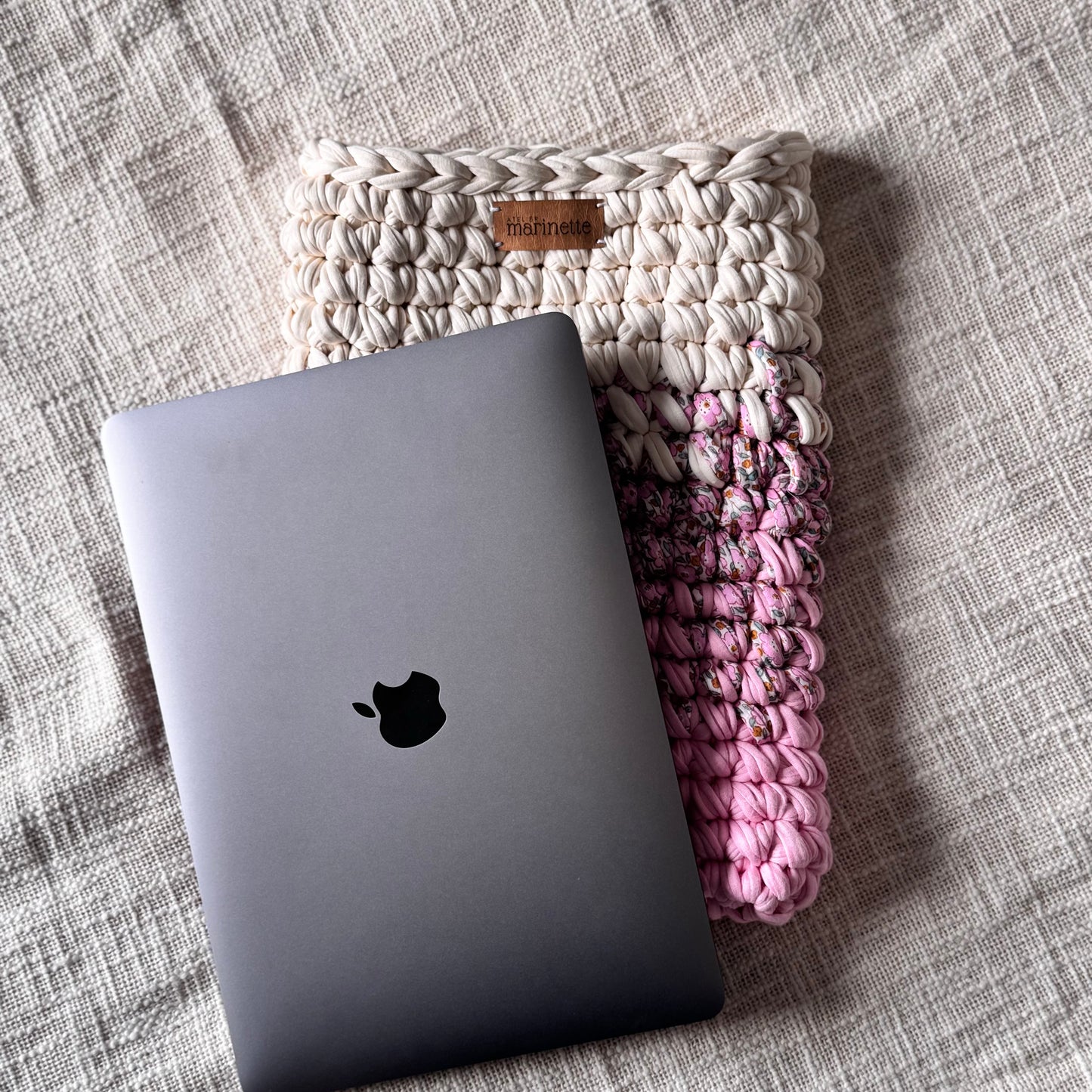 Housse PC/MacBook 13 pouces en crochet artisanal - Modèle FLOWERS