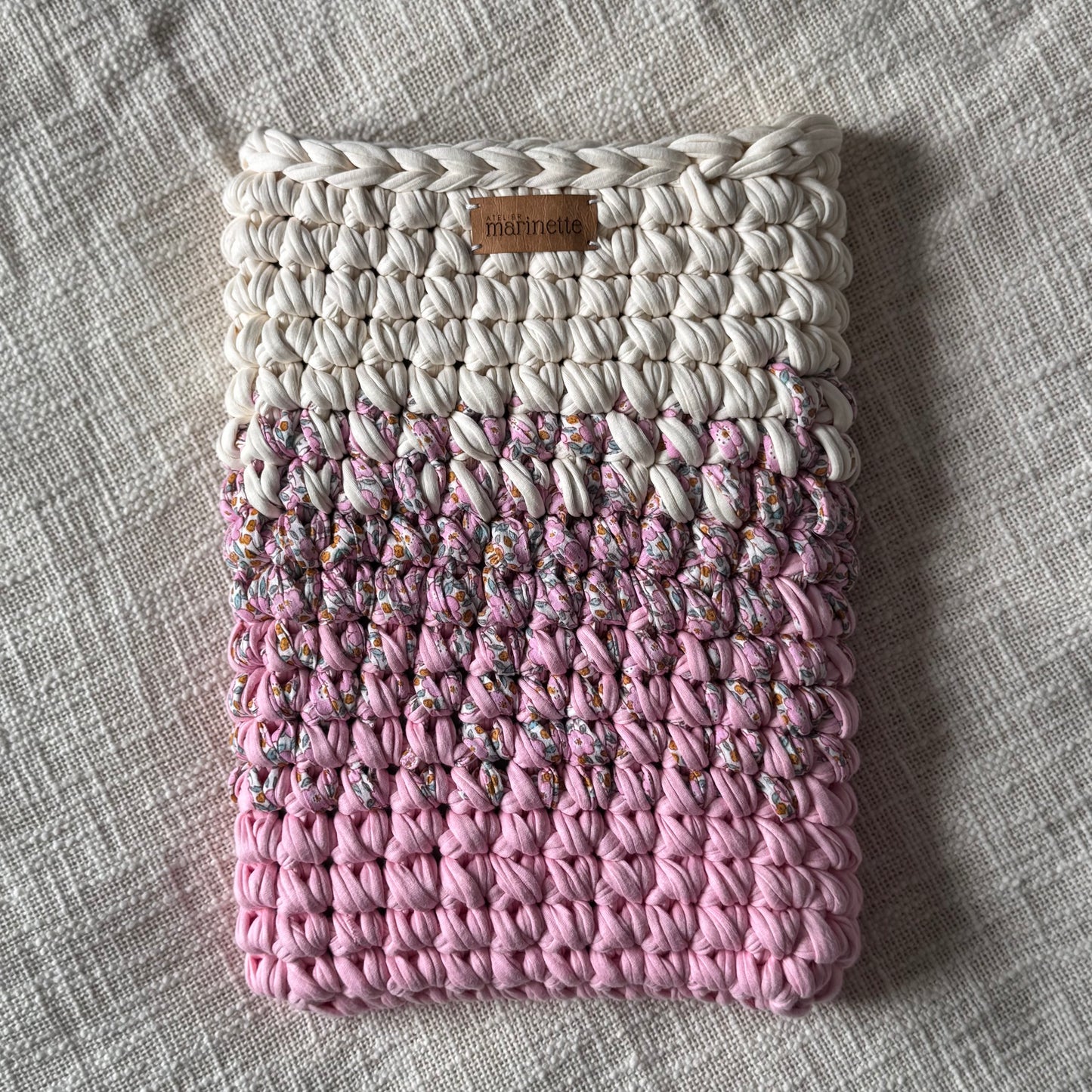 Housse PC/MacBook 13 pouces en crochet artisanal - Modèle FLOWERS